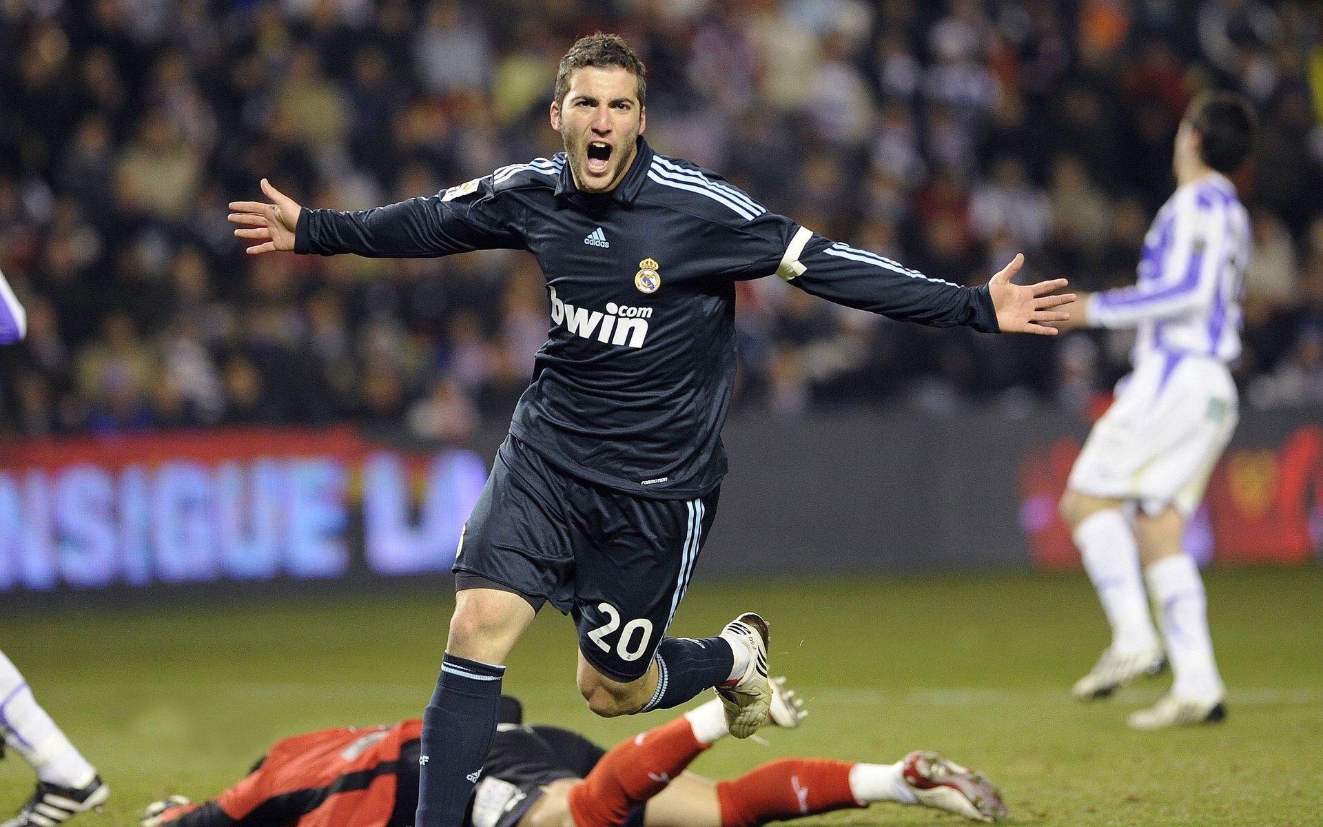 九游娱乐电竞站-传奇球星的“退休生活”：他们的日常与新身份，足球球星退役视频